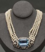 Collier de Chien, 1950er/60er Jahre, Mittelteil Platin 950, 1 Aquamarin ca. 35 ct., Smaragdschliff,