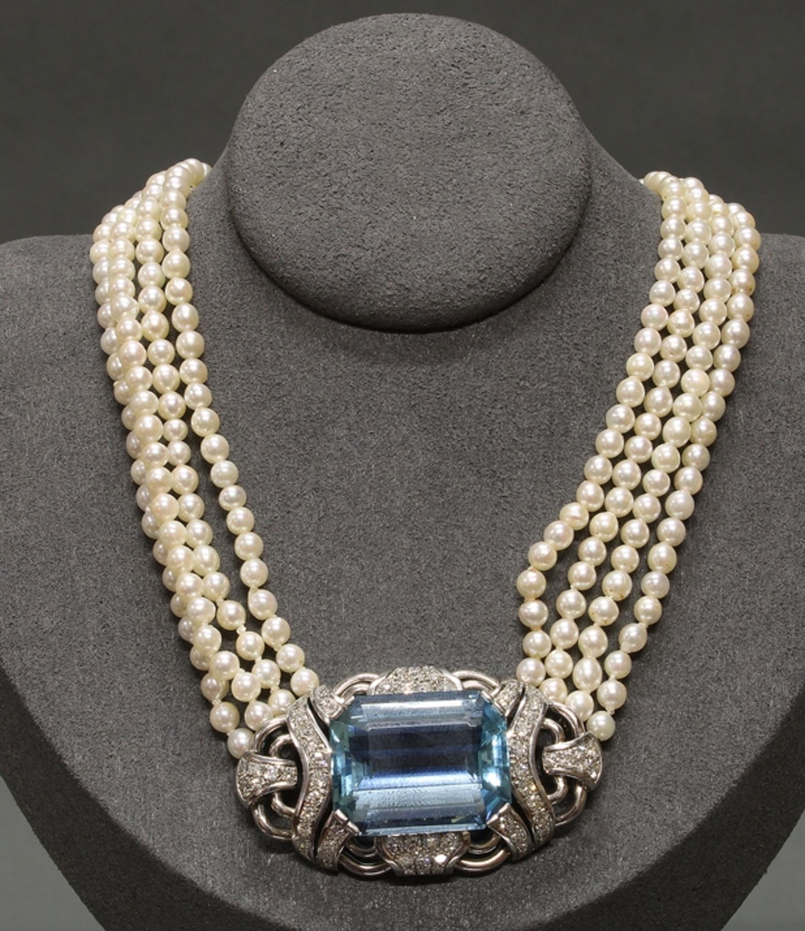 Collier de Chien, 1950er/60er Jahre, Mittelteil Platin 950, 1 Aquamarin ca. 35 ct., Smaragdschliff,