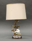 Tischlampe, "Vogel", Frankreich, 20. Jh., Marke Sèvres-Typ, Porzellan, Metall, einflammig elektrifi