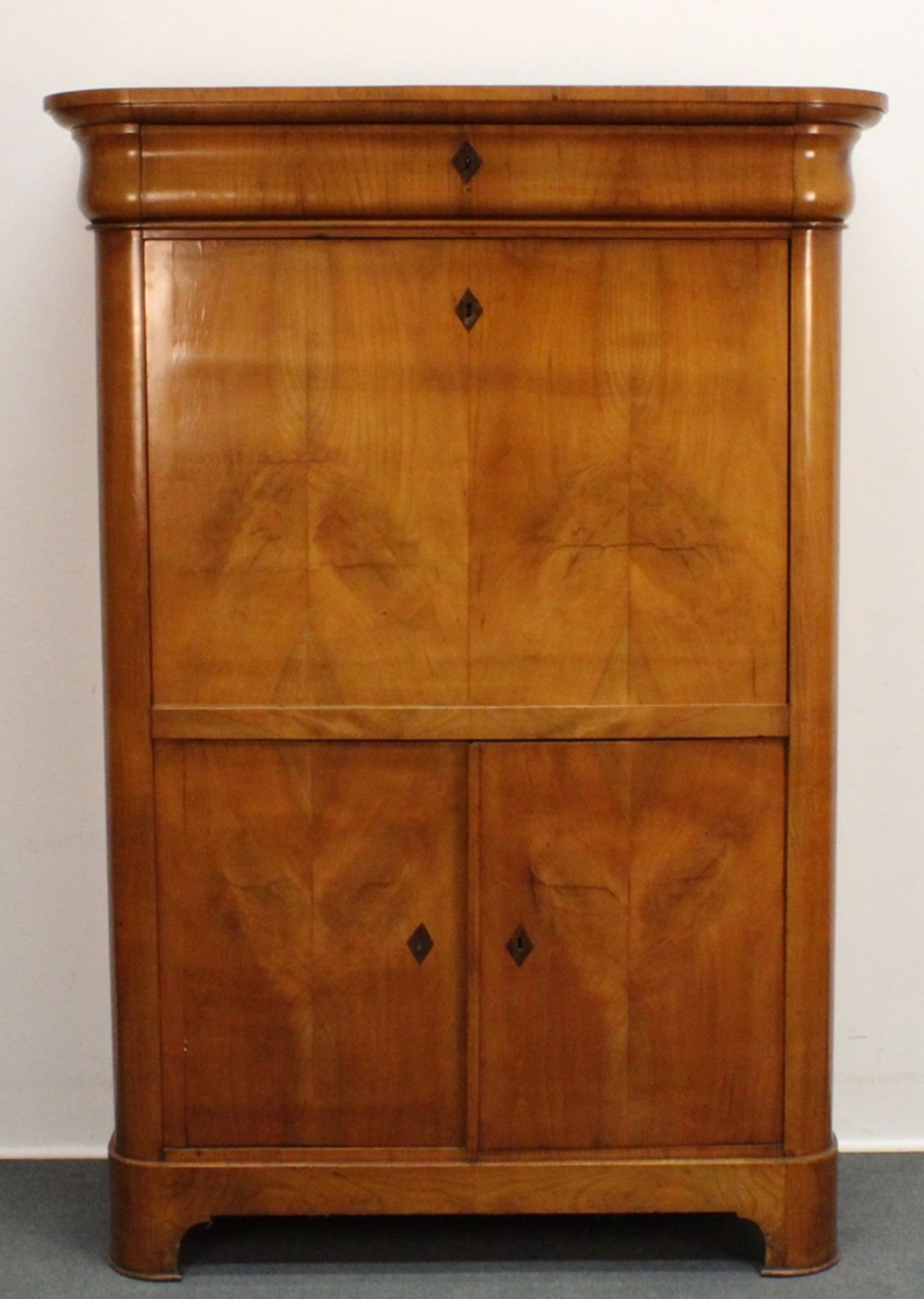 Sekretär / Schreibschrank, Biedermeier um 1830, Kirschbaum, einteiliger Korpus mit zweitürigen Schr