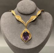 Collier, GG 585, Glieder in teils mattierter Blattform, oval facettierter Amethyst ca. 20.5 x 15 mm