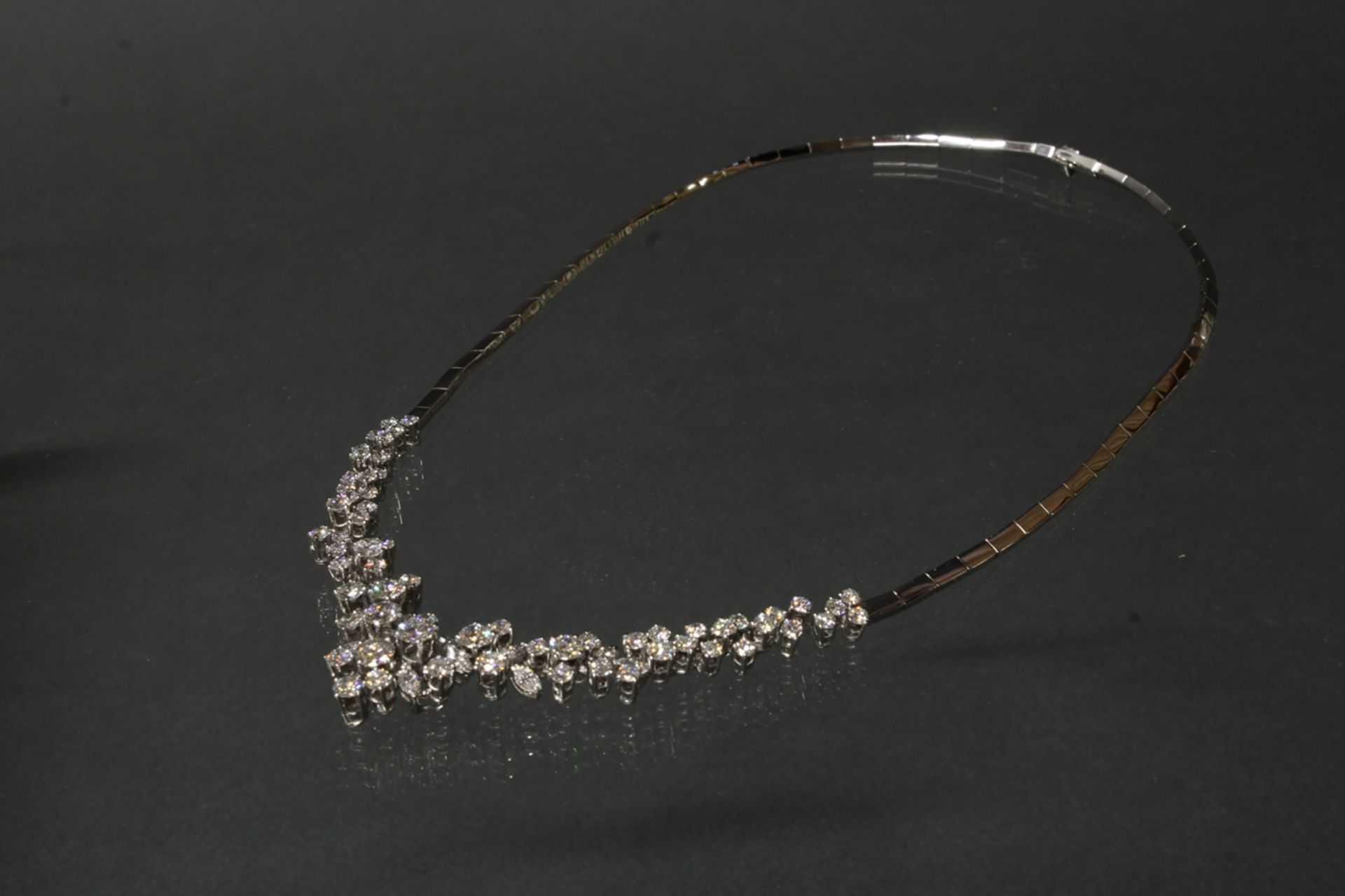 Collier, WG 750, 57 Brillanten zus. ca. 6.0 ct., alle etwa fw-w/lpr.-vvs, 14 Diamantnavettes zus. c - Bild 2 aus 2