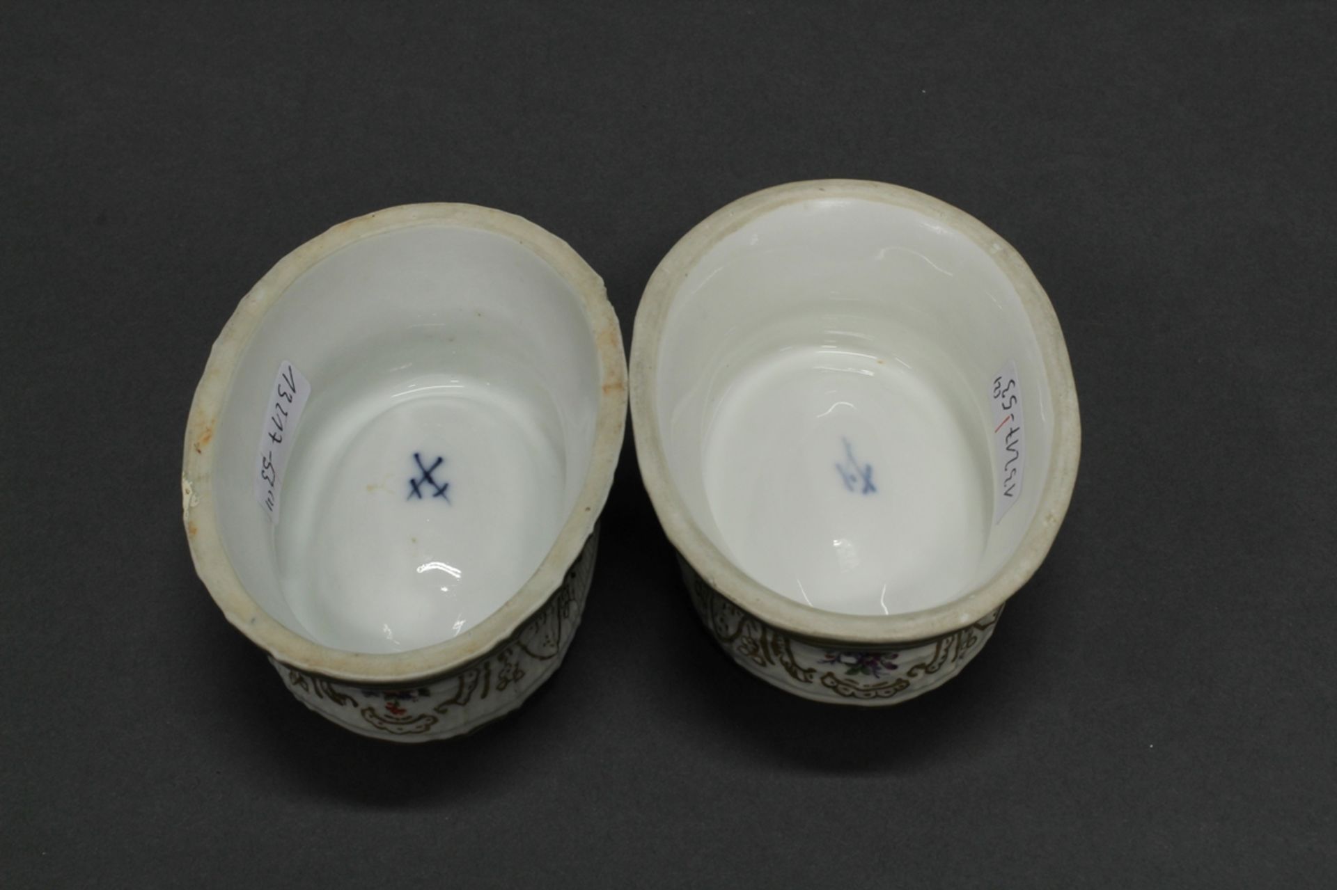 Paar Gewürzschalen, Meissen, Schwertermarke, Mitte 18. Jh., oval, gemuldet, farbige Malerei mit Wat - Image 2 of 2