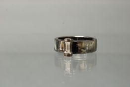 Ring, Gold 750, schwarz metallisch beschichtet, 1 Diamant im Baguetteschliff, 13 g, RM 19