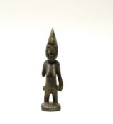 Zwillingsfigur, ibeji, weiblich, Yoruba, Nigeria, Afrika, Holz, 28 cm hoch.