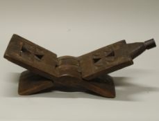 Koranständer, Afrika, 20. Jh., Holz, klappbar, Manschette aus Eisen, ca. 15 x 48 x 17.5 cm