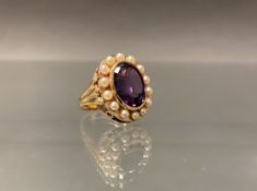 Ring, GG 585, 1 oval facettierter Amethyst ca. 15 x 11 mm, 14 Zuchtperlen ø ca. 3 mm, 12 g, RM 18.5