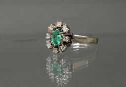 Ring, WG  585, 1 oval facettierter Smaragd, 8 Besatz-Brillanten, 4 g, RM 17