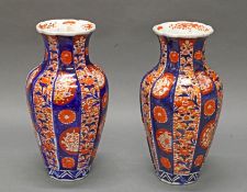 Paar Balustervasen, Japan, um 1900, Porzellan, Imari-Dekor, umlaufend vertikale Falten, 37 cm hoch,