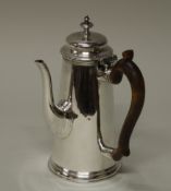 Kaffeekanne, Silber 925, Dublin, 1728, konisch sich verjüngendes, glattes Gefäß mit geschwungenem R