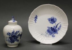 Teller, Teedose, Royal Kopenhagen, Osier, blaue Blume, ø 19.5 cm (Schleifstriche), 13 cm hoch