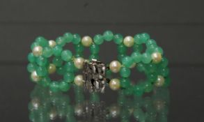 Armband, 7 Ringglieder mit je 10 Chrysopraskugeln ø ca. 5 mm, dazwischen 16 Akoya-Zuchtperlen ø ca.