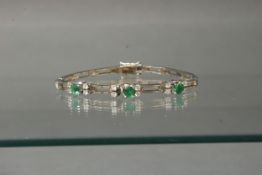 Armband, WG 585, 12 Brillanten zus. ca. 0.36 ct., 3 runde facettierte Smaragde, 18 cm lang, 15 g