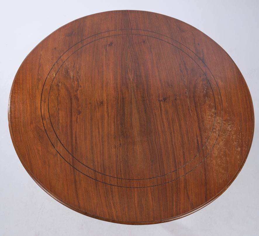 Tisch, 2. Hälfte 19. Jh., Nussbaum u.a., runde Platte mit ebonisierten Fadeneinlagen über Gestell m - Image 3 of 3