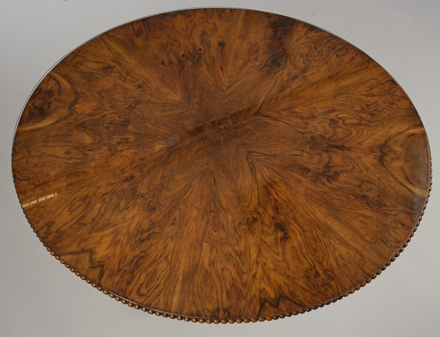 Ovaler Salontisch, 19. Jh., Nussmaser furniert auf Eiche, ovale Platte auf Balusterschaft und drei - Image 2 of 2