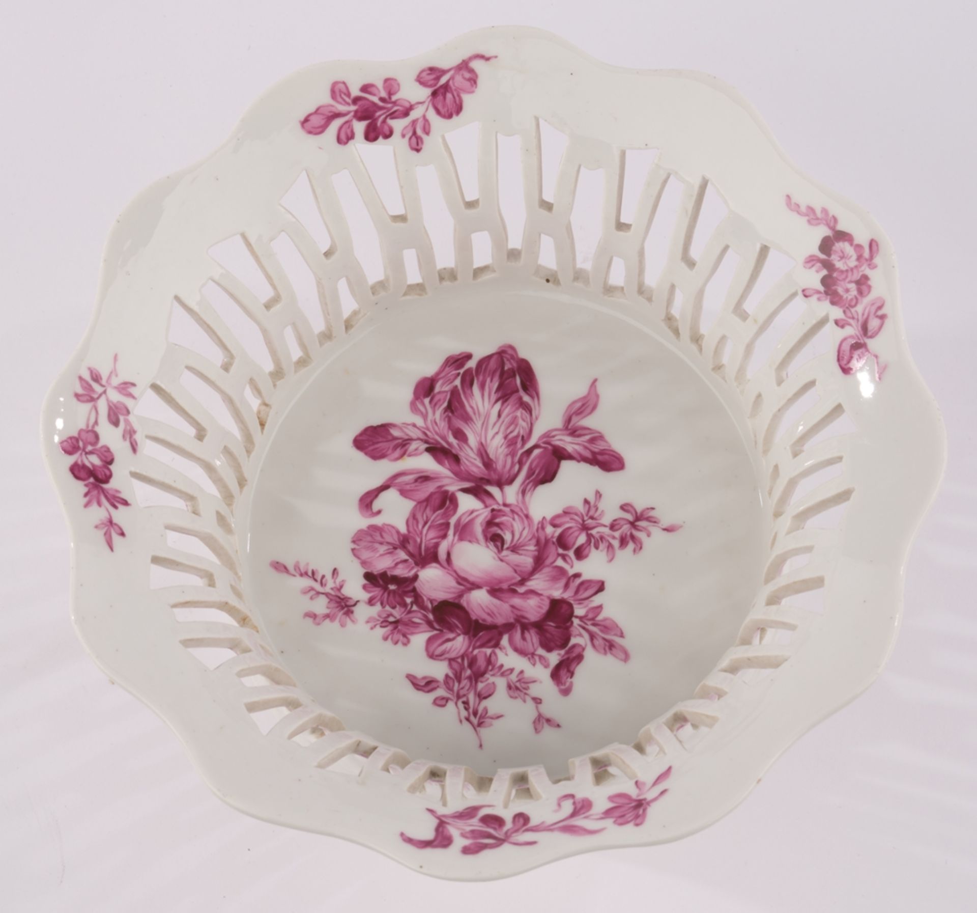 Korb, Royal Kopenhagen, um 1885, manganfarbene Blumenmalerei, 8.5 cm hoch, ø 21.5 cm - Image 2 of 3