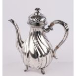 Kaffeekanne, Silber 830, Wilkens, Barockform, seitliches Deckelscharnier, auf vier Füßchen, 26.5 cm