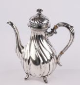 Kaffeekanne, Silber 830, Wilkens, Barockform, seitliches Deckelscharnier, auf vier Füßchen, 26.5 cm