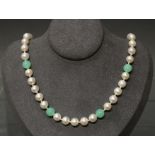 Perlenkette, endlos, 110 Akoya-Zuchtperlen ø ca. 7 mm, 22 Chrysopraskugeln ø ca. 8 mm, 112 cm lang