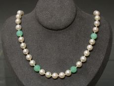 Perlenkette, endlos, 110 Akoya-Zuchtperlen ø ca. 7 mm, 22 Chrysopraskugeln ø ca. 8 mm, 112 cm lang