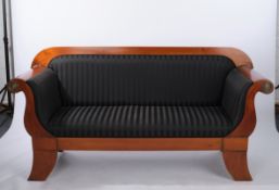 Sofa, norddt. Biedermeier-Stil, 20. Jh., Mahagoni, Armlehnen frontal mit Bronzebeschlägen, neuwerti