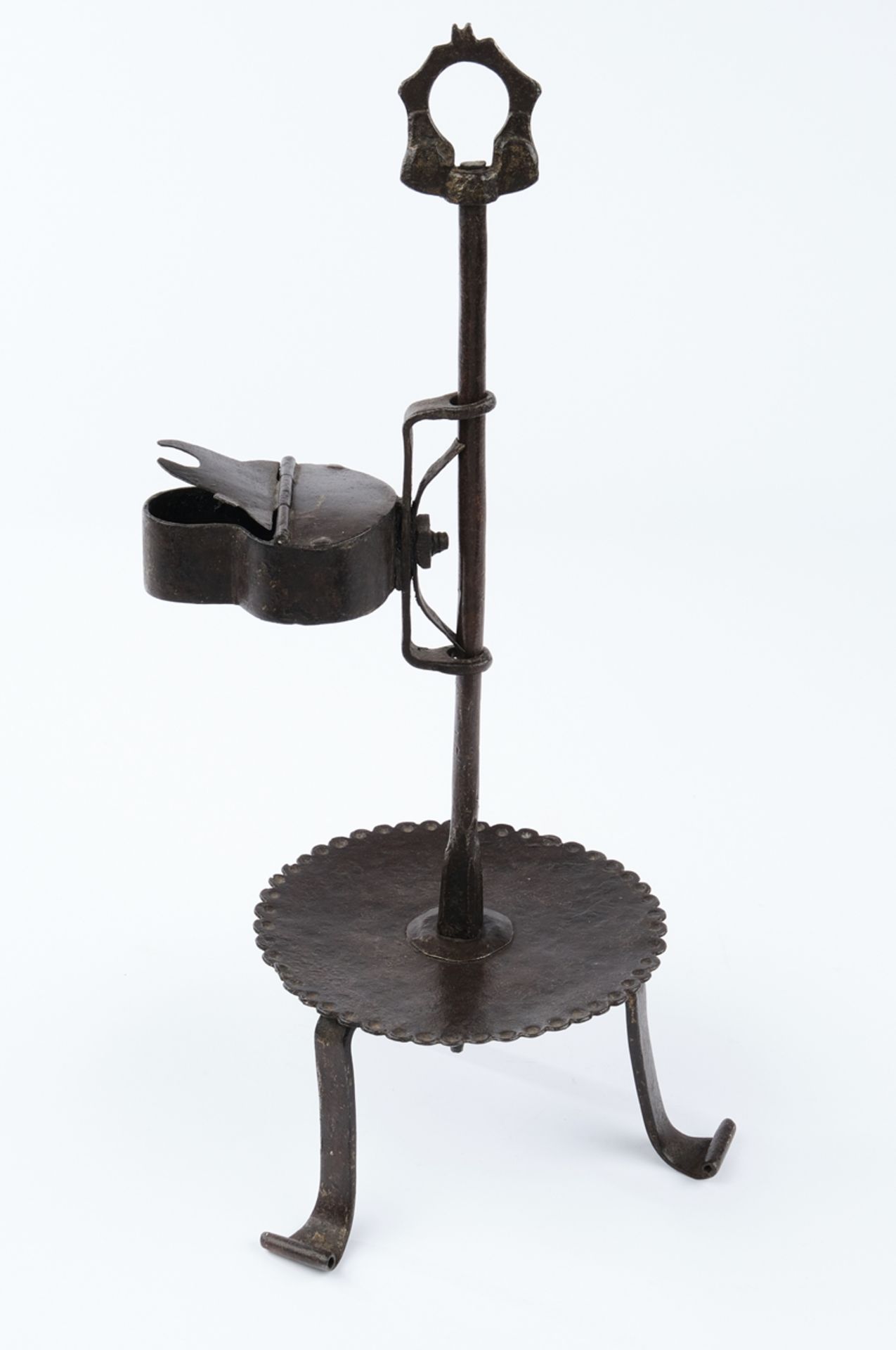 Tisch-Öllampe, um 1600, Eisen, Stab mit Tragegriff und verstellbarer Lampe auf Dreifuß, 36.5 cm hoc