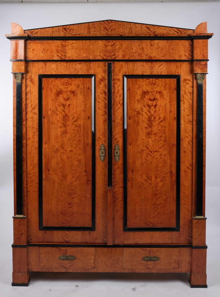 Biedermeier-Schrank, um 1820, Birke geflammt furniert auf Weichholz, zweitüriger Korpus mit Schinke