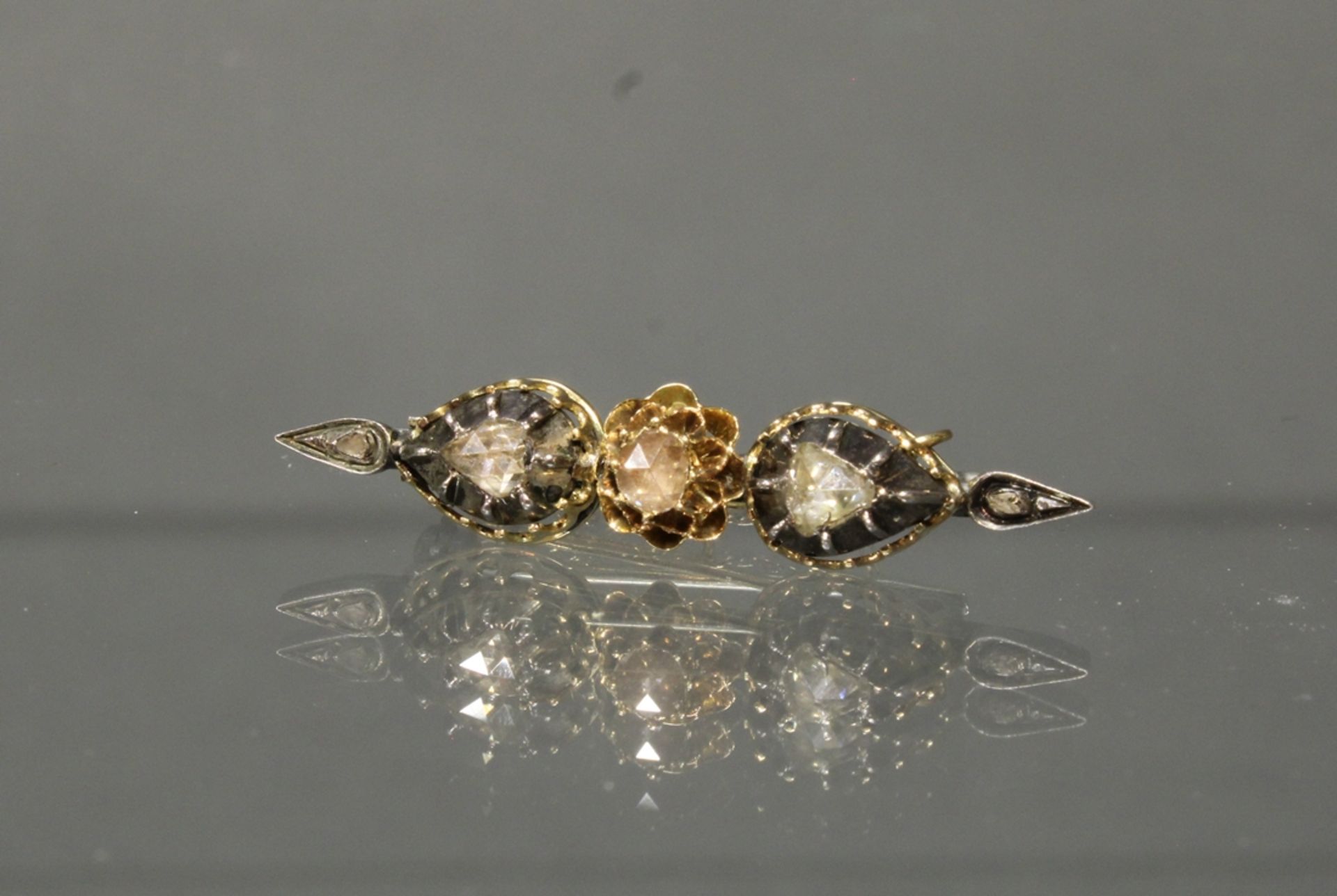 Brosche, 2. Hälfte 19. Jh., Gold/Silber, 3 Diamanten, 2 kleine Besatzdiamanten, 4.2 cm lang, 5 g, S