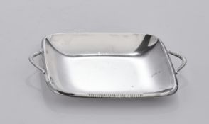 Flachschale, Silber 835, Lutz & Weiß, vierseitig, zwei Handhaben, Kerbenzier, 2.2 x 20.5 x 17 cm, c