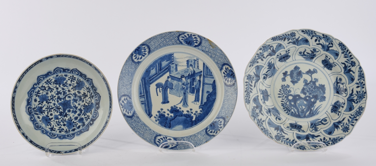 Konvolut 3 Teller, China, Kangxi-Periode (1662-1722), Porzellan, Blau-Weiß-Dekor, unterschiedliche