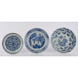 Konvolut 3 Teller, China, Kangxi-Periode (1662-1722), Porzellan, Blau-Weiß-Dekor, unterschiedliche