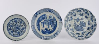 Konvolut 3 Teller, China, Kangxi-Periode (1662-1722), Porzellan, Blau-Weiß-Dekor, unterschiedliche 