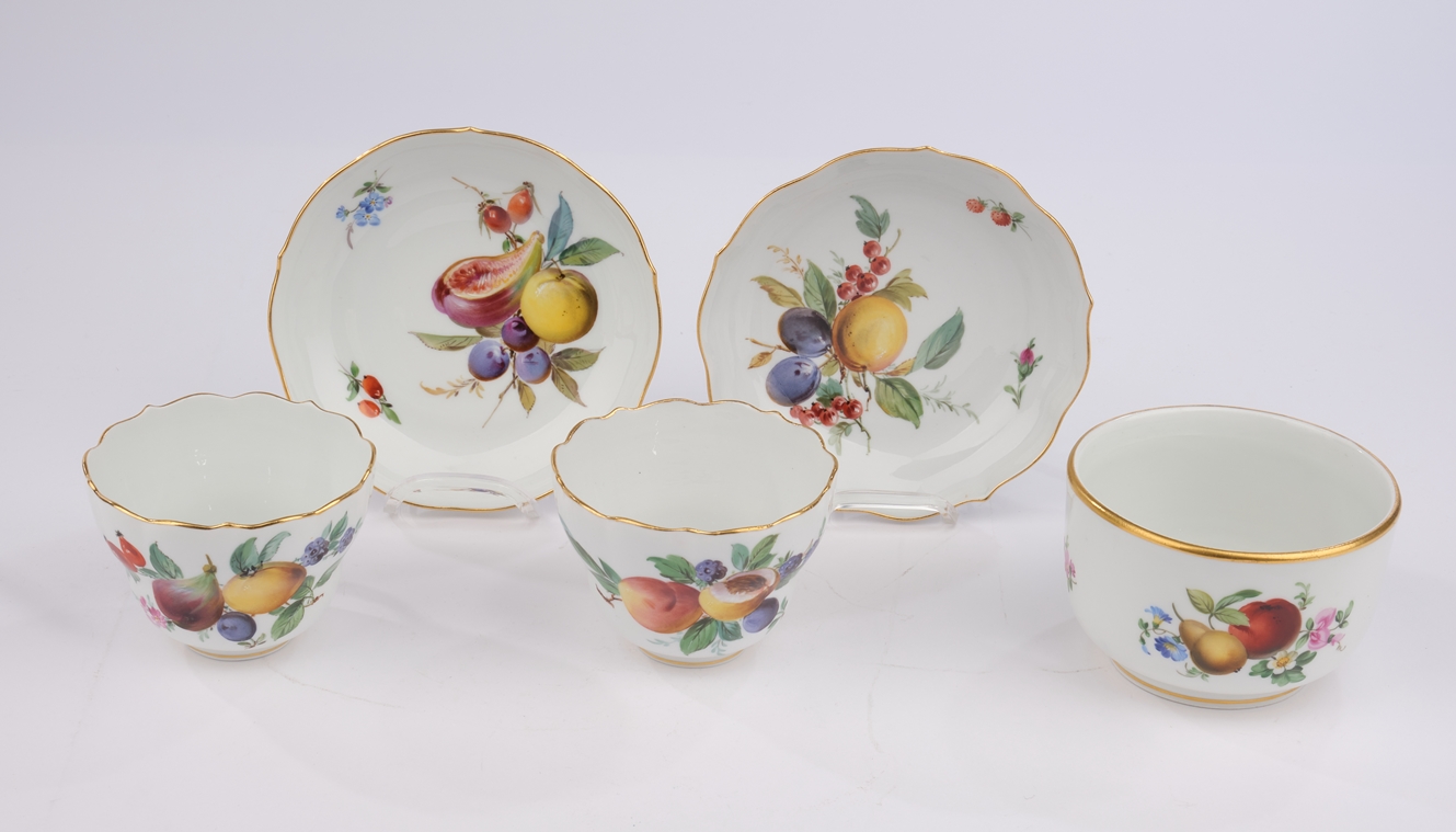 2 Tassen mit Untertassen, Zuckerschale, Meissen, Schwertermarke, 1850-1924, 1. Wahl, Fruchtmalerei, - Image 2 of 3