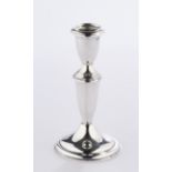 Kerzenleuchter, Silber 925, Schaft mit vasenförmiger Tülle auf Rundfuß, einflammig, geschwert, 16 c