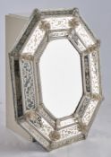Murano-Spiegel, Italien, 19. Jh., oktogonaler Rahmen aus reich geätzten Spiegelelementen mit Glasbl