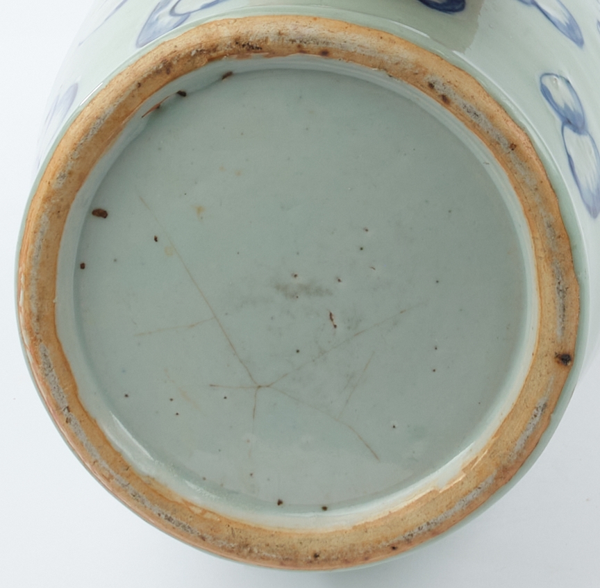 Balustervase, China, 19. Jh., Porzellan, Blau-Weiß-Dekor über seladonfarbenem Grund, schauseitig sp - Image 3 of 4