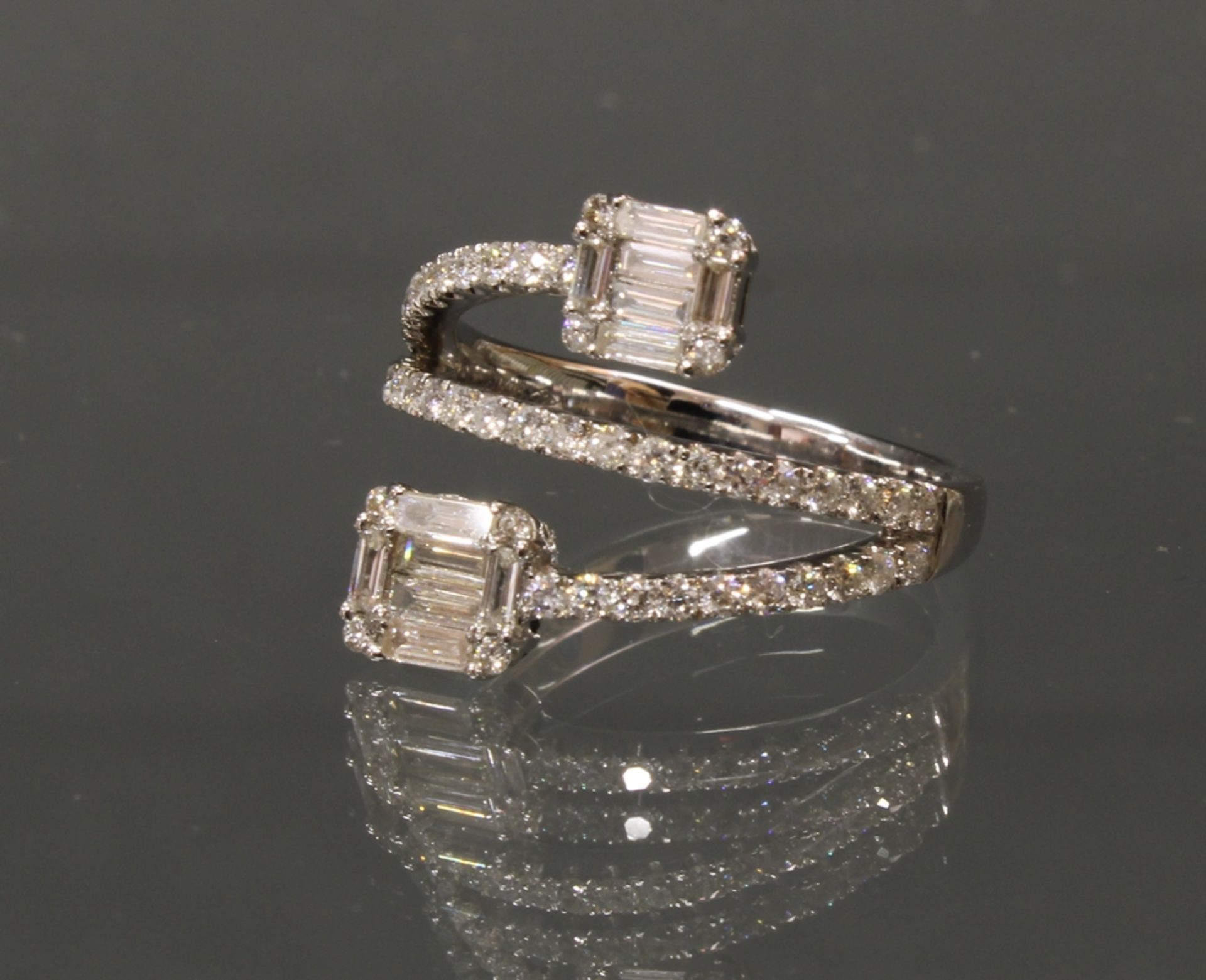 Ring, WG 750, Brillanten und Diamanten zus. ca. 0.96 ct., etwa tw-w/si, 4 g, RM 17.5