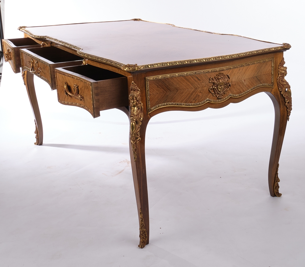 Bureau Plate im Louis XV-Stil, wohl Frankreich, 20. Jh., Nussbaum u.a., Platte, Zarge und Beine je - Image 5 of 8