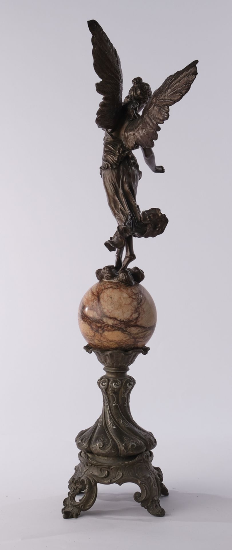 Bronze, "Göttin Nike", auf Steinkugel, Metallsockel, 69.5 cm hoch, kleine Fehlstellen an den Flügel - Bild 2 aus 2