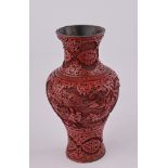 Balustervase, China, 19. Jh., roter Schnitzlack über Metallkern, umlaufende Landschaft mit Knaben,