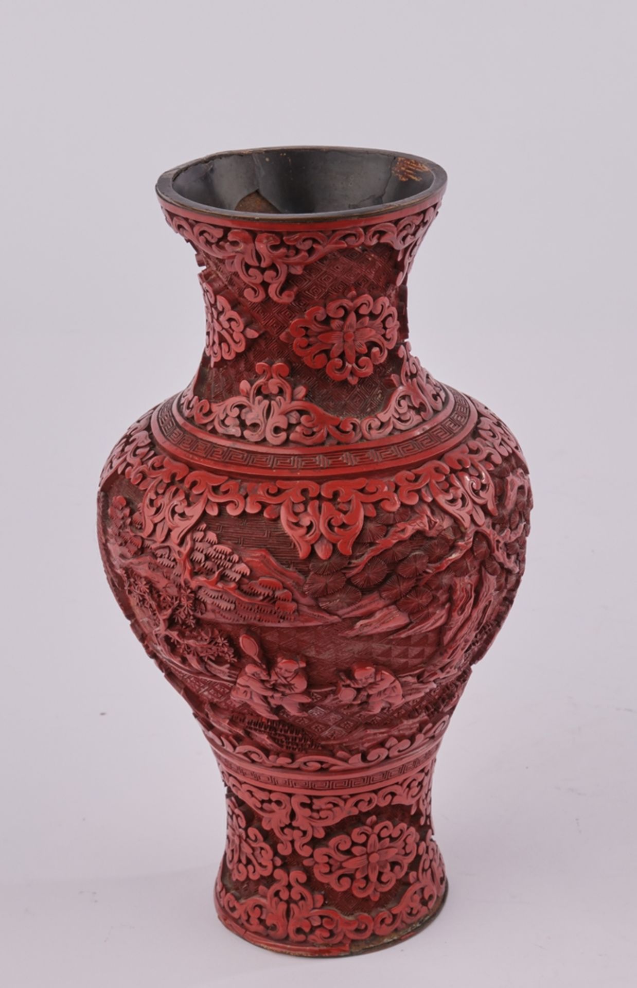Balustervase, China, 19. Jh., roter Schnitzlack über Metallkern, umlaufende Landschaft mit Knaben, 