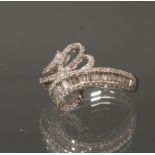 Ring, WG 750, Brillanten und Diamanten zus. ca. 0.68 ct., etwa w/si, 4 g, RM 17.5