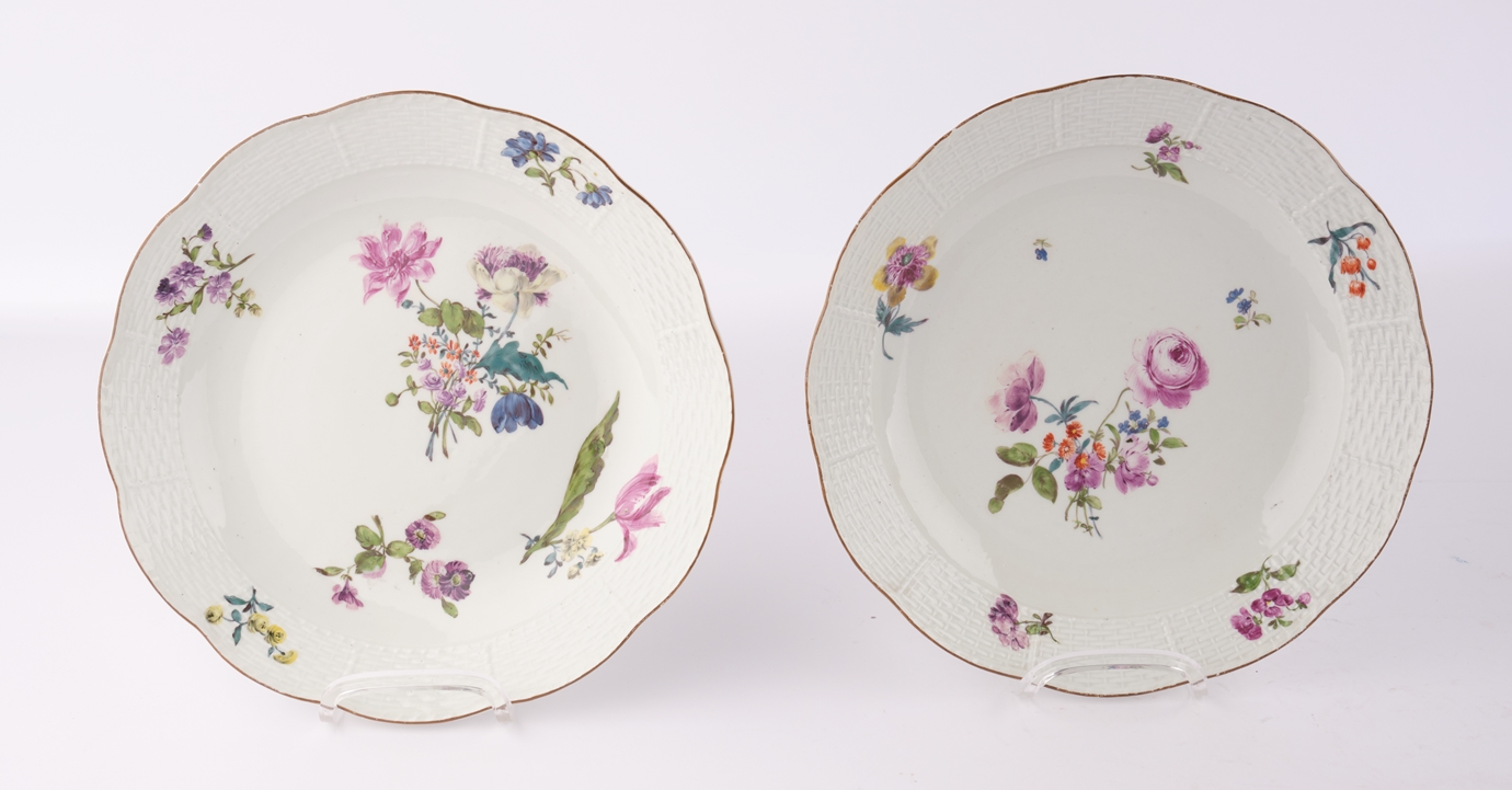 2 Platten, Meissen, Schwertermarke, um 1760, Osier, bunte Blumenmalerei, brauner Rand, ø 26 cm, min