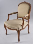 Fauteuil, Louis XVI, um 1780, Nussbaum geschnitzt, heller Polsterbezug, H. 95 cm