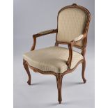 Fauteuil, Louis XVI, um 1780, Nussbaum geschnitzt, heller Polsterbezug, H. 95 cm