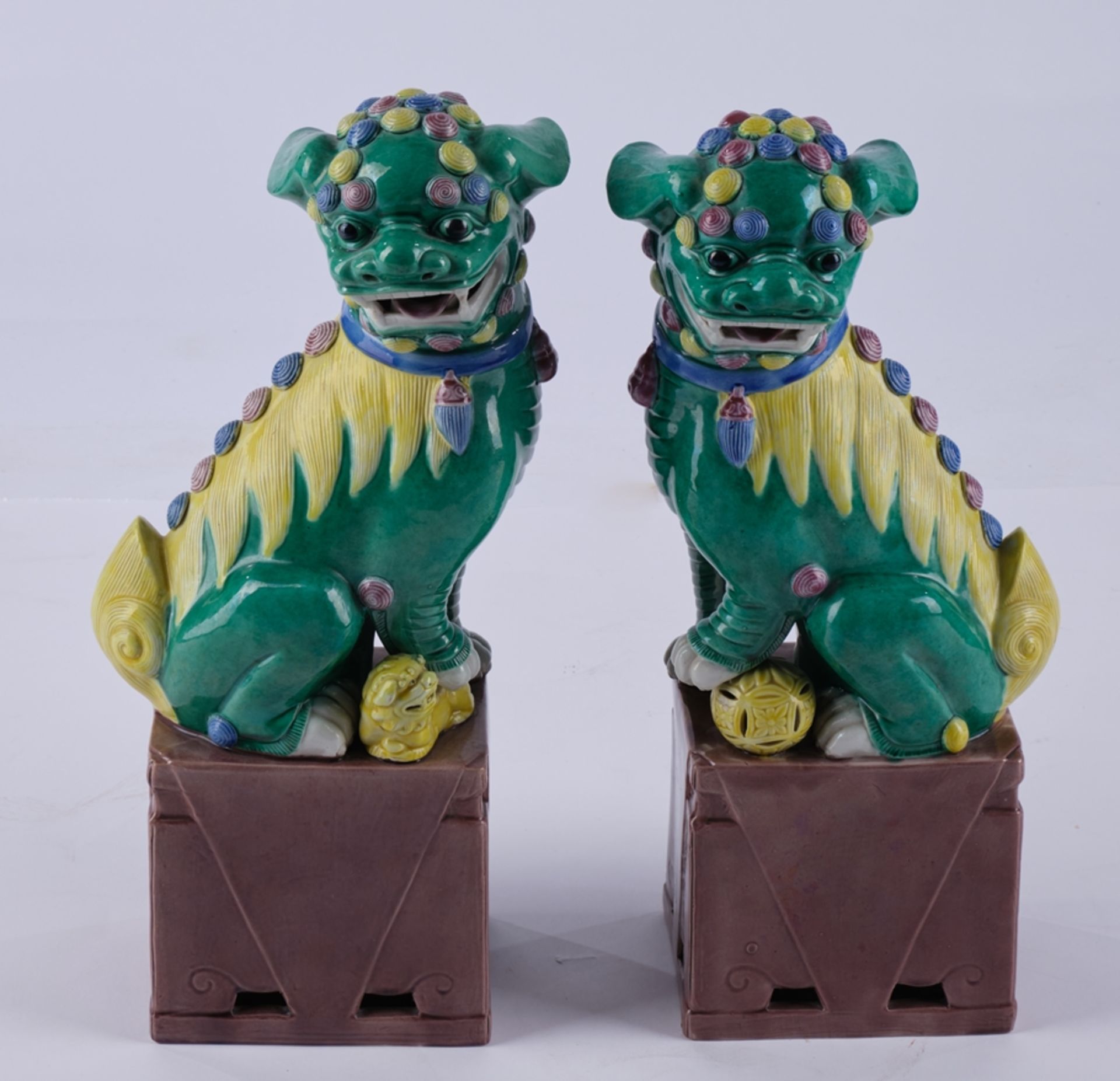 Paar Figuren, "Fo-Hunde", China, Anfang 20. Jh., Porzellan, Email sur biscuit, polychrom, auf Socke