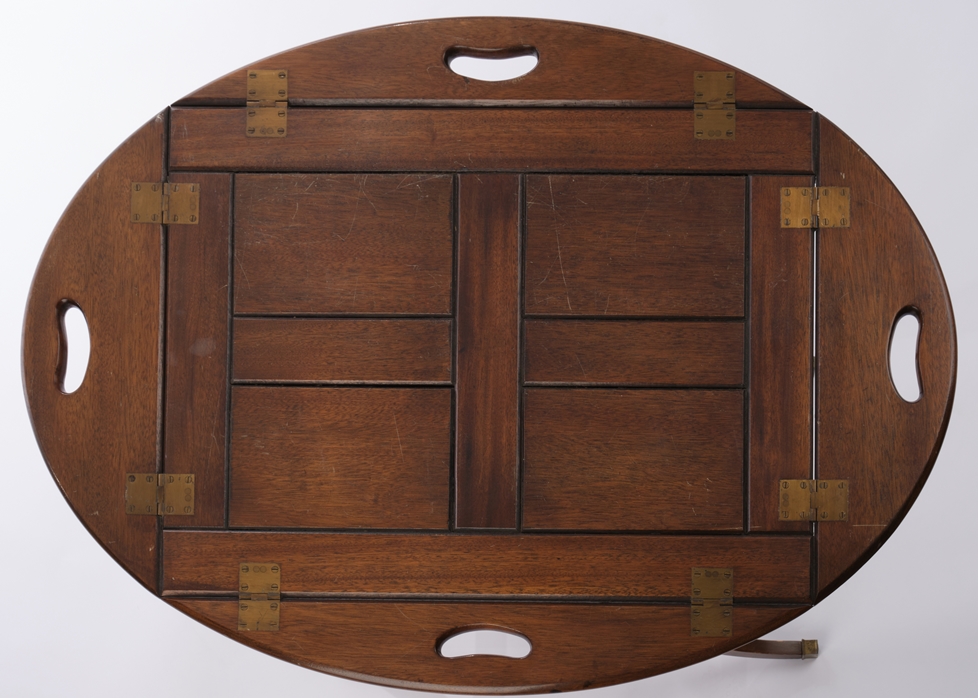 Kleiner Butlertisch, wohl England, 20. Jh., Platte als Tablett abnehmbar, 55 x 86 x 63 cm - Image 3 of 3
