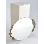 Wandspiegel, Art Deco, um 1930/40, 12-eckiges facettiertes Spiegelglas im Querformat in seitl. bron