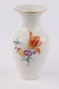 Vase, KPM Berlin, Form chinesische Vase, Dekor 36, bunte Blumen, Goldrand, 27.5 cm hoch