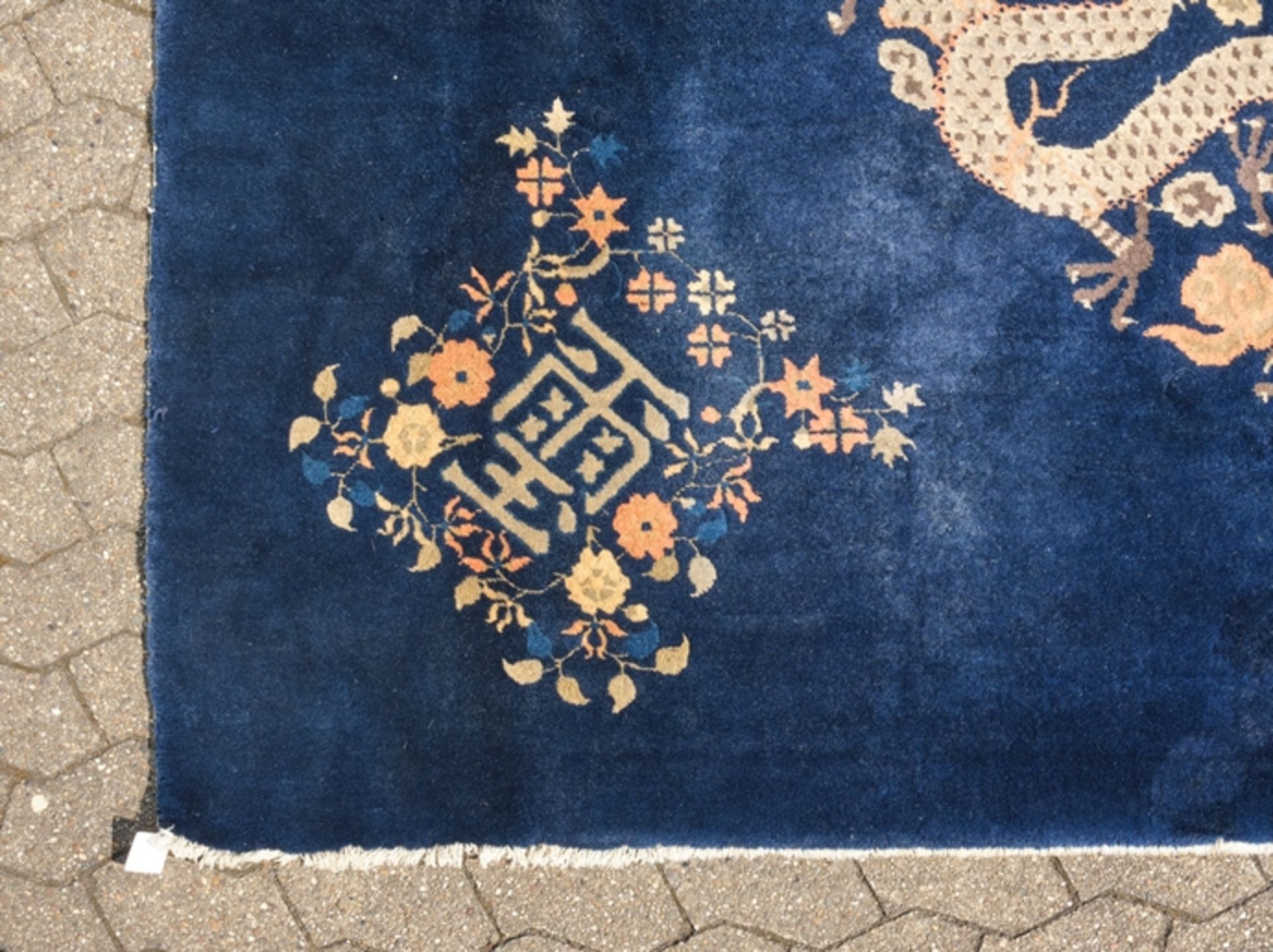 Großer Drachenteppich, Peking, China, 1. Drittel 20. Jh., blaugründig, acht Drachen im Oval um zent - Bild 3 aus 5